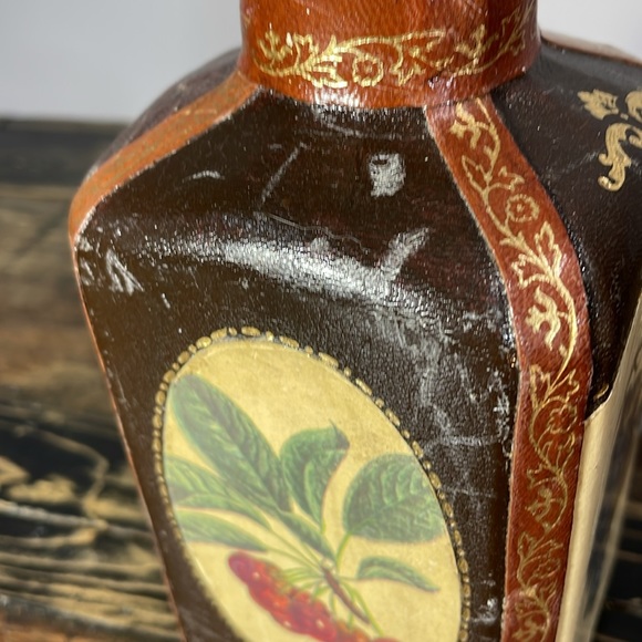 Made in Italy alcohol decanter leather wrapped.  Wooden top split. - Picture 12 of 17